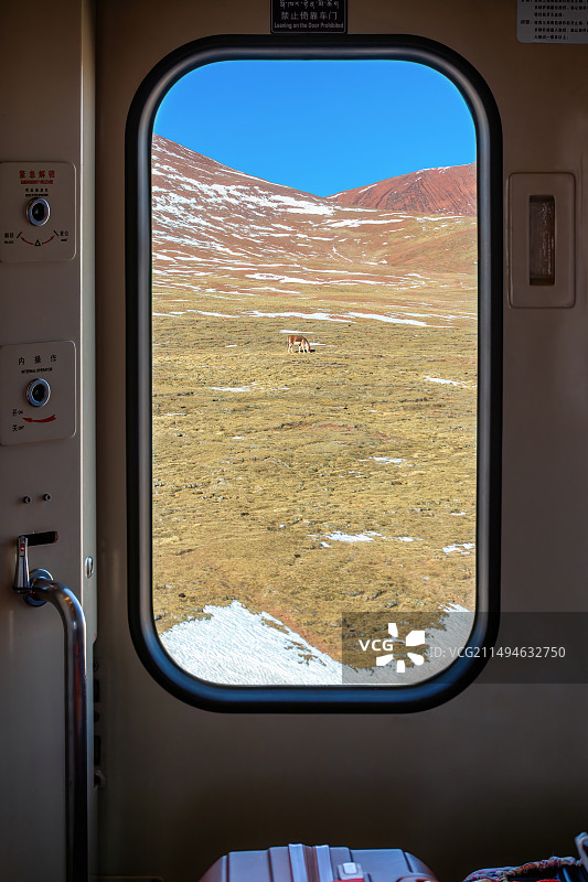 青藏铁路沿线风光--窗外的荒原图片素材