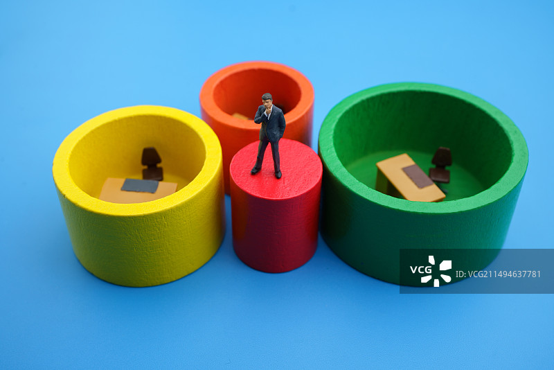 站在彩色积木上准备跳槽的男士微缩创意图图片素材