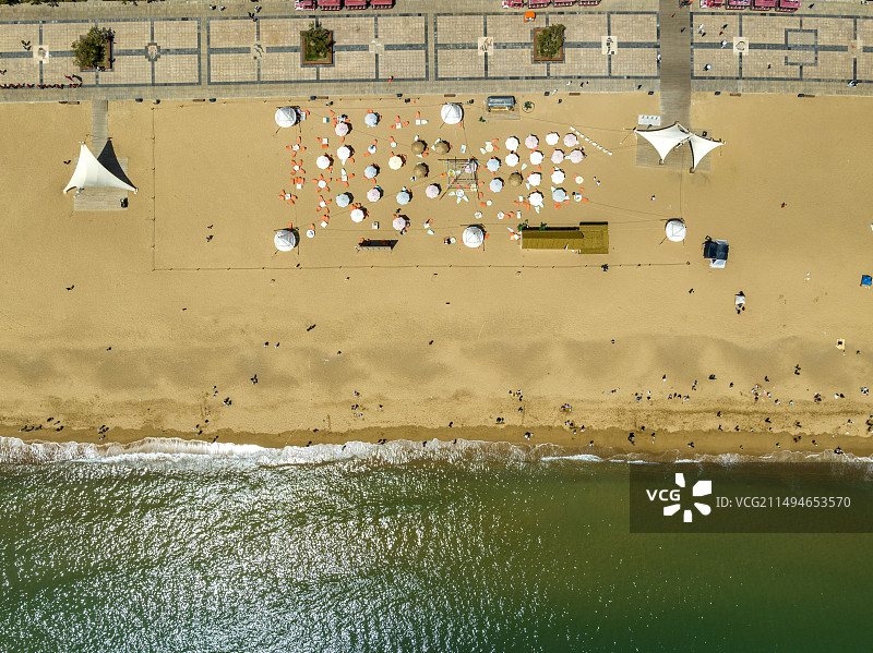 空中俯瞰黄海海滨金沙滩与白色的遮阳伞图片素材