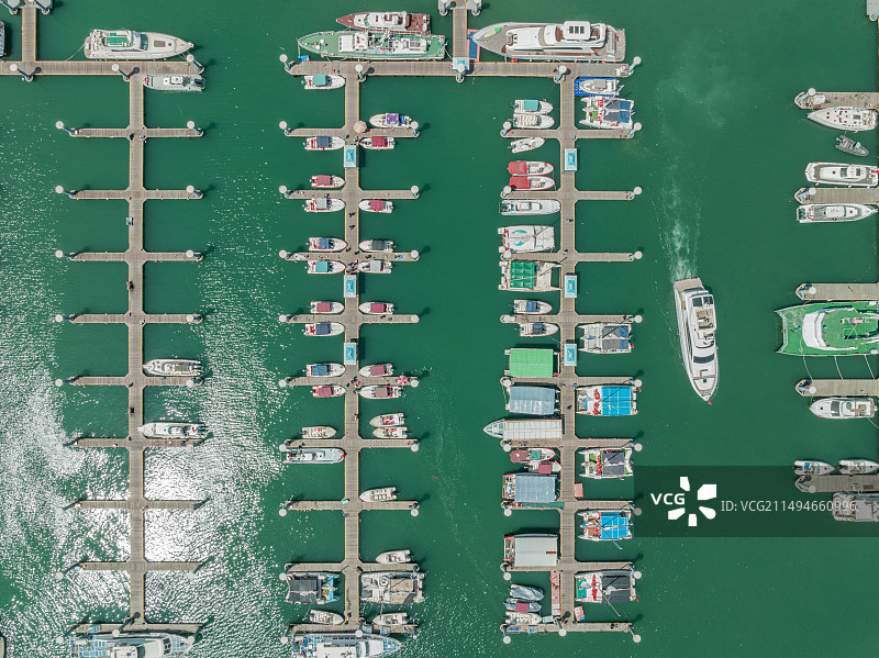 空中俯瞰海滨船坞，游艇码头与帆船码头图片素材