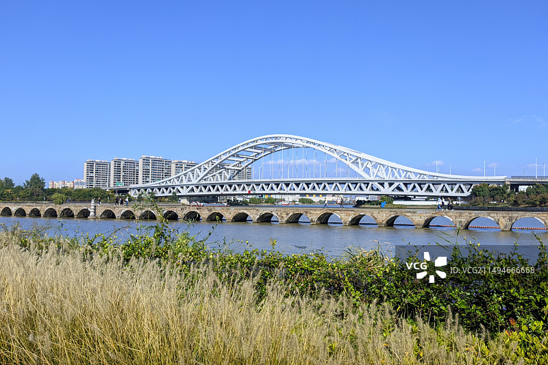 古今同框白色斜港大桥和古代古桥宝带桥图片素材