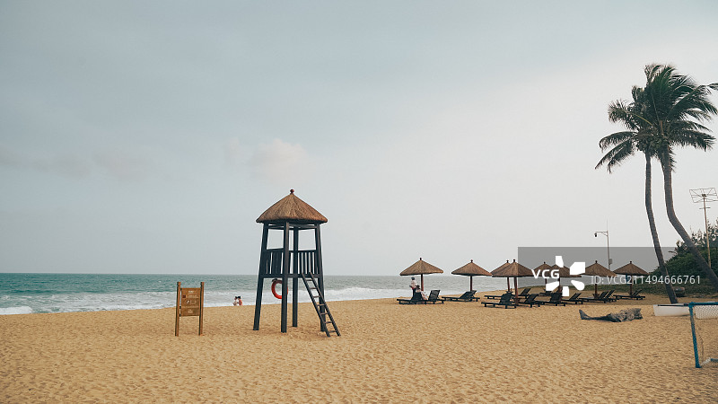 海滩上的遮阳伞图片素材