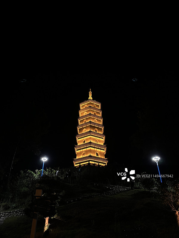 天台县洪畴镇山顶双塔夜景图片素材