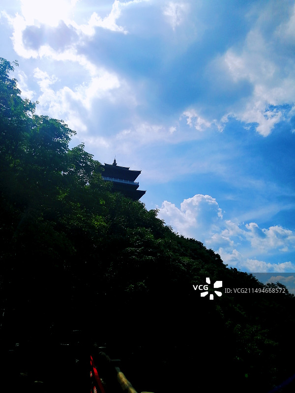 王屋山总仙宫道馆中拍摄山顶祥云漂浮图片素材