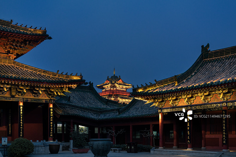 夜幕下的开封府景观图片素材