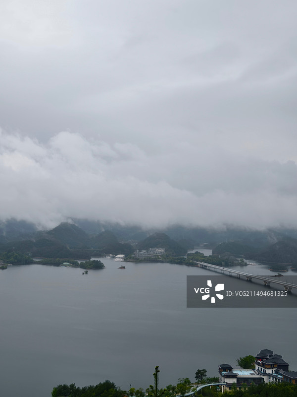 雾锁杭州千岛湖图片素材
