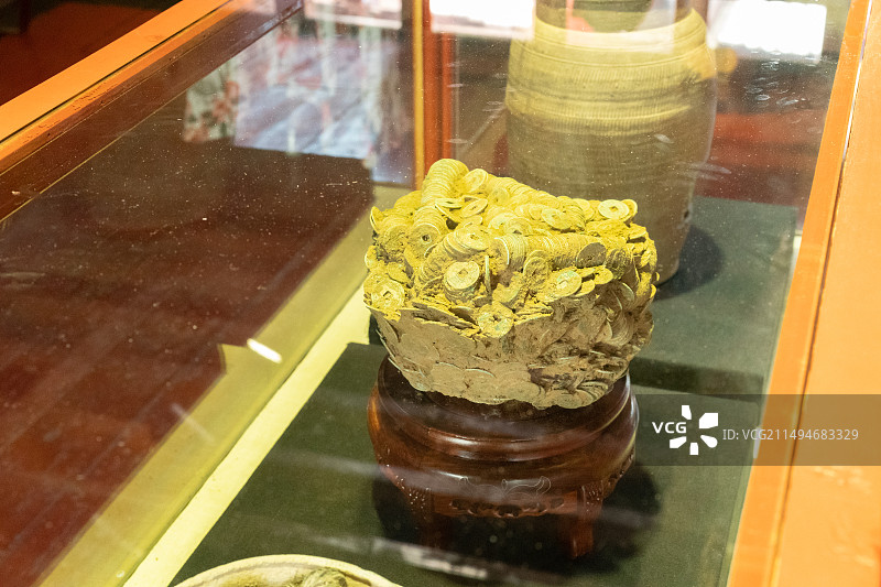 玻璃桌子里的近代铜钱特写镜头图片素材