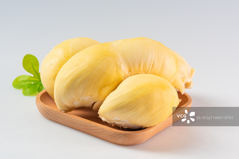 白底上的一盘金枕榴莲肉特写图片素材