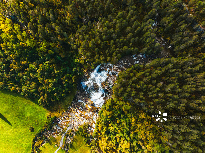 北欧，挪威，霍达兰县，沃斯（VOSS），峡湾风光，特维恩德瀑布（Tvindefossen），航拍图片素材