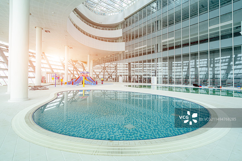 厦门奥体中心游泳馆内儿童戏水区图片素材