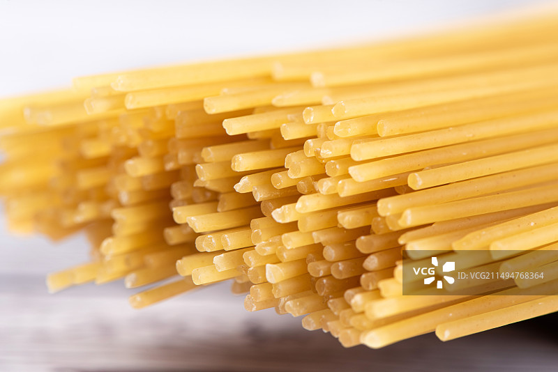 桌上的意大利面条食材特写图片素材