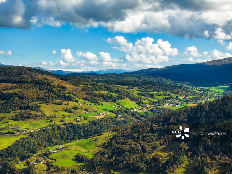北欧，挪威，霍达兰县，沃斯（VOSS），乌尔维克峡湾，峡湾风光，乡村房屋，航拍图片素材