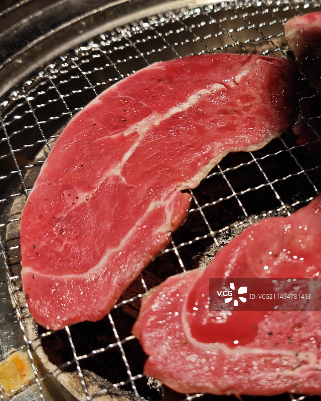 未熟的烤肉图片素材