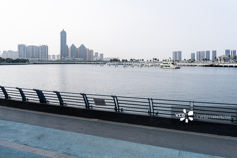 湛江保利天悦湾市民中心广场海边绿化公园图片素材