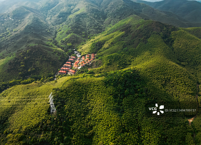 居于群山之间图片素材