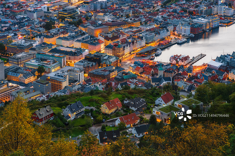 北欧，挪威，卑尔根，世界文化遗产，港口，Fløyfjellet，弗罗伊恩山，都市天际线，夜景，航拍图片素材