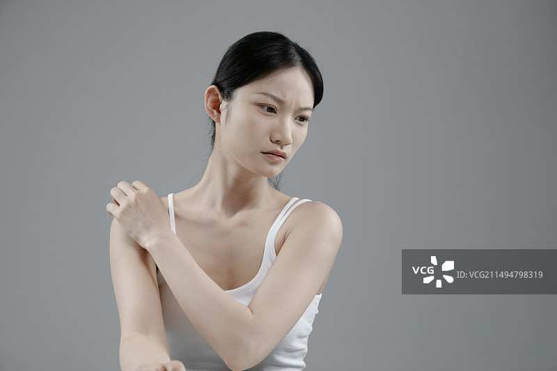 皮肤瘙痒难受的年轻女人图片素材