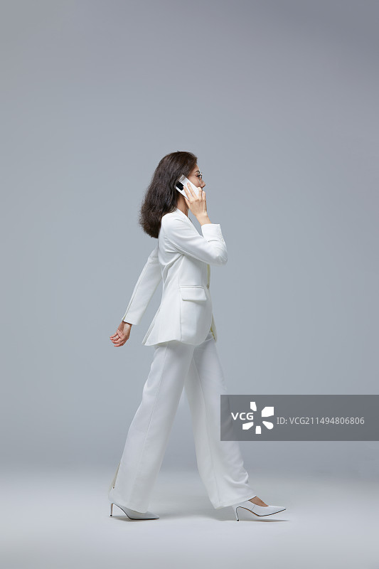 穿白西装的商务女性图片素材
