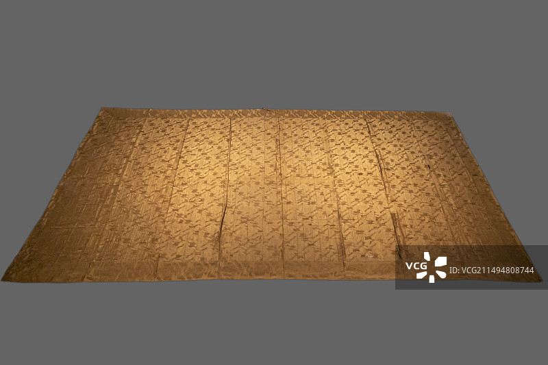 首都博物馆“北京通史陈列”展：四合如意流云暗花五枚褐色缎袈裟【明。五枚褐色缎地，起四合如意流云纹】图片素材