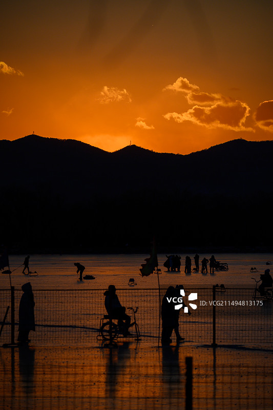日落时海滩上的人们剪影图片素材