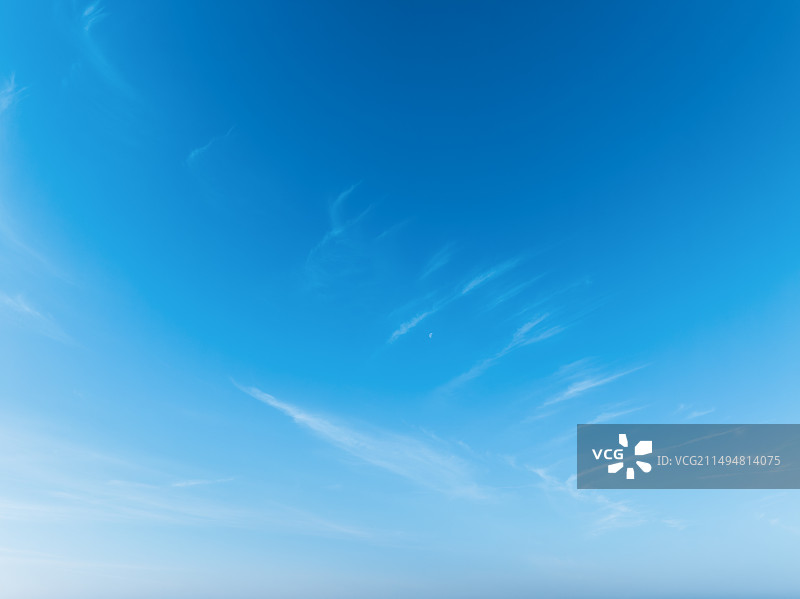 晴朗天空蓝色背景图片素材