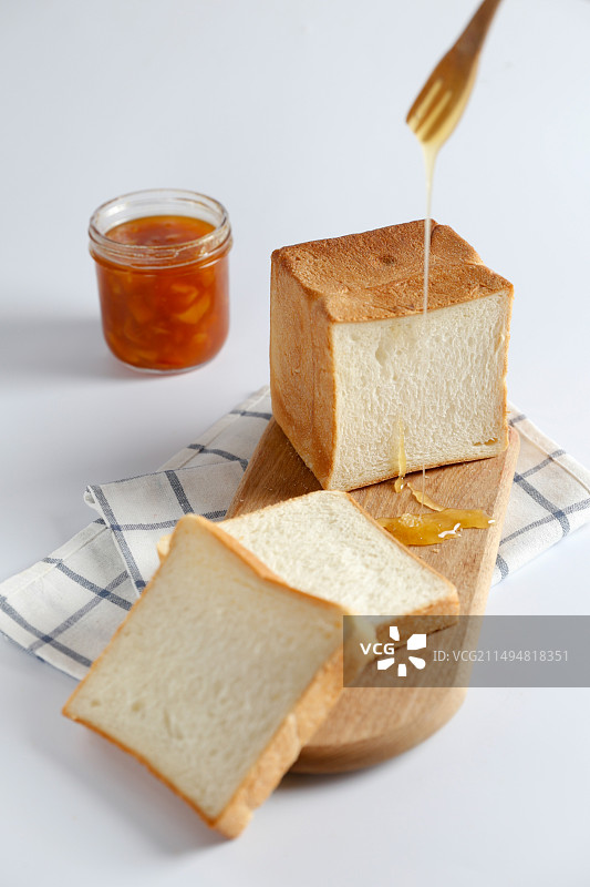 白色背景下的面包特写镜头图片素材