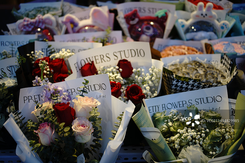 广东佛山顺德渔人码头夜晚花市鲜花陈列图片素材