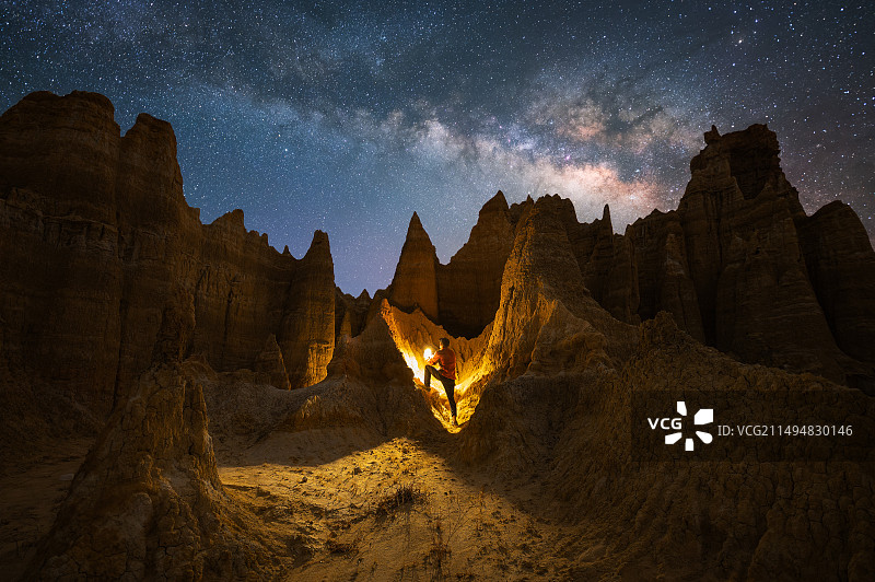 浪巴铺土林星空图片素材