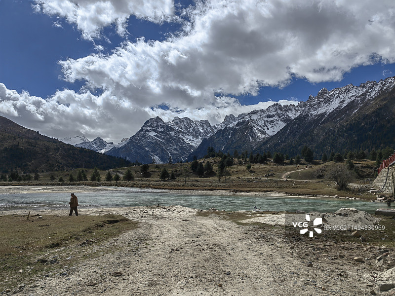 雀儿山远景图片素材