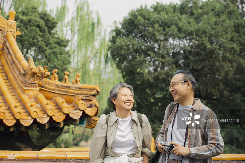 老年人City walk系列:老年夫妻在北京北海公园旅行图片素材