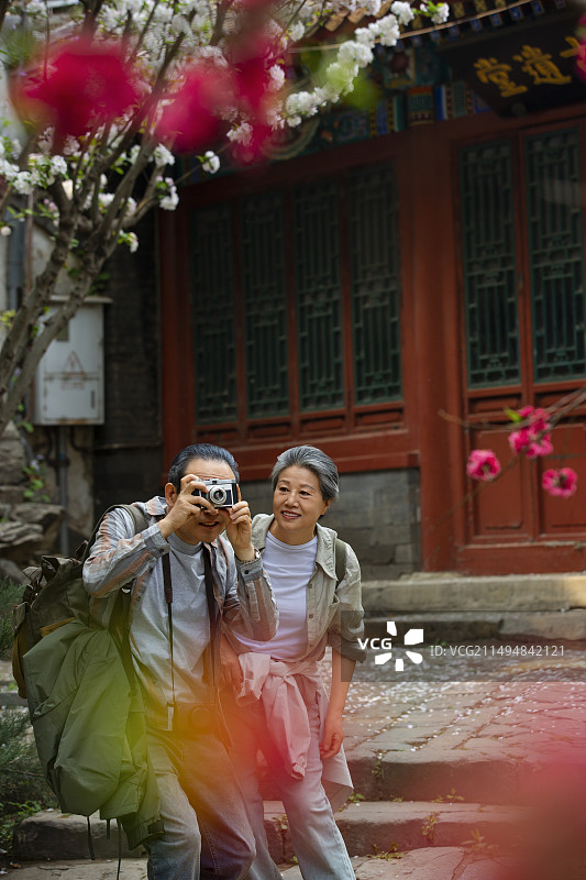 老年人City walk系列:老年夫妻在北京北海公园旅行拍照图片素材