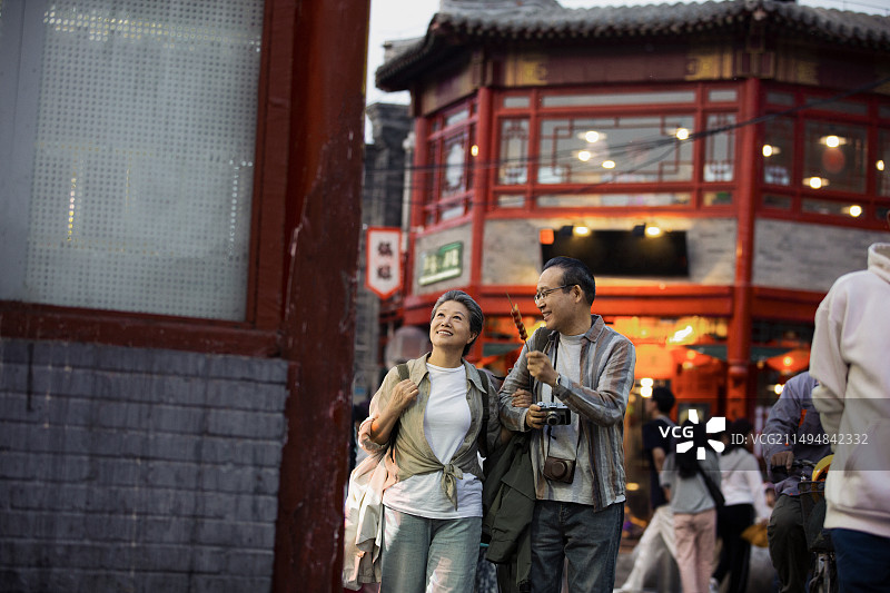 老年人City walk系列:老年夫妇在北京什刹海胡同商业街旅行图片素材