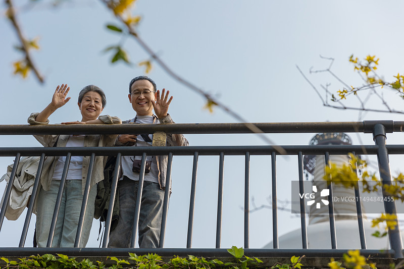 老年人City walk系列:老年夫妇在北京北海公园旅行图片素材