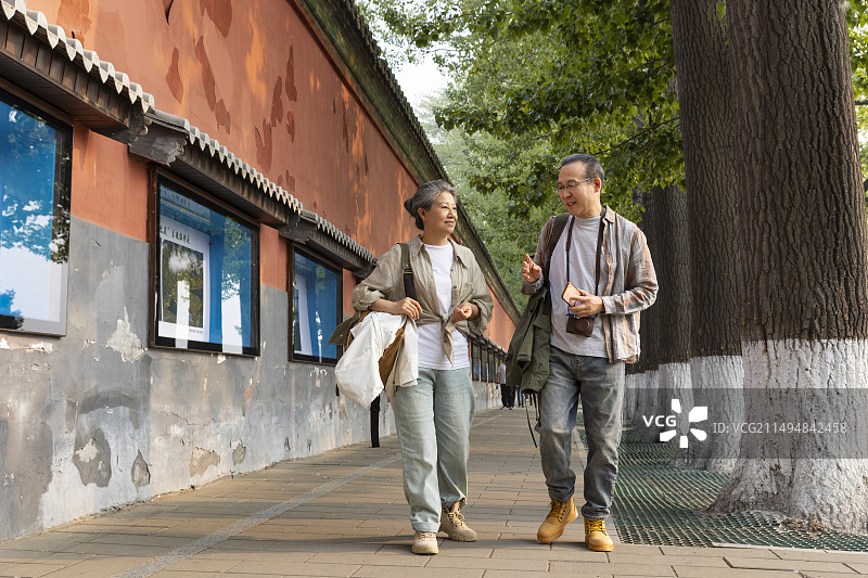 老年人City walk系列:老年夫妇在北京北海公园旅行图片素材