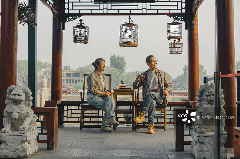 老年人City walk系列:老年夫妻在北京什刹海喝茶聊天图片素材
