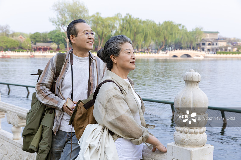 老年人City walk系列:老年夫妻在北京什刹海看风景图片素材