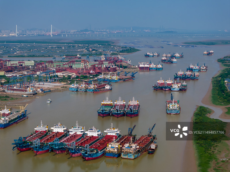 航拍福建漳州九龙江上的航运船舶图片素材