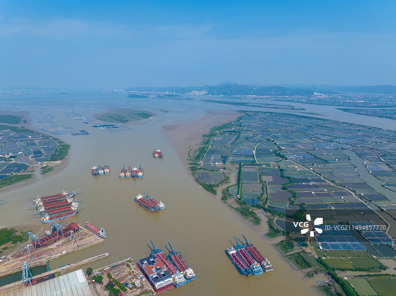 航拍福建漳州龙海九龙江畔造船厂货轮图片素材