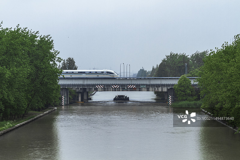 上海磁悬浮驶过浦东运河图片素材