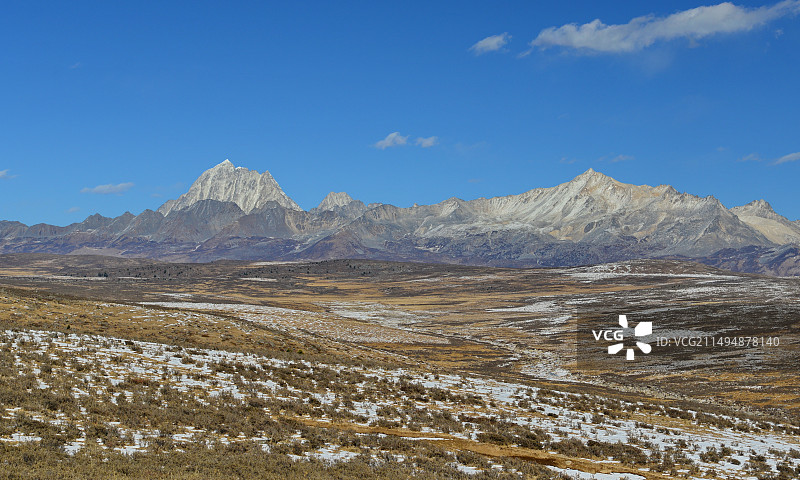 四川西部最佳雪山观景台之一，康定新都桥鱼子西，远望贡嘎神山图片素材