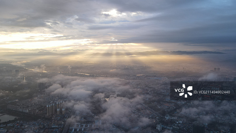 光 平流雾 江畔图片素材