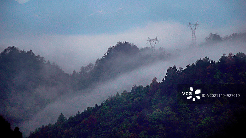 云雾绕山间图片素材