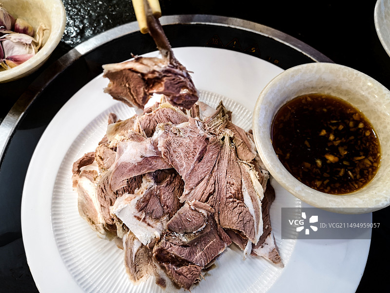 餐桌上的一碟宁夏手抓羊肉图片素材