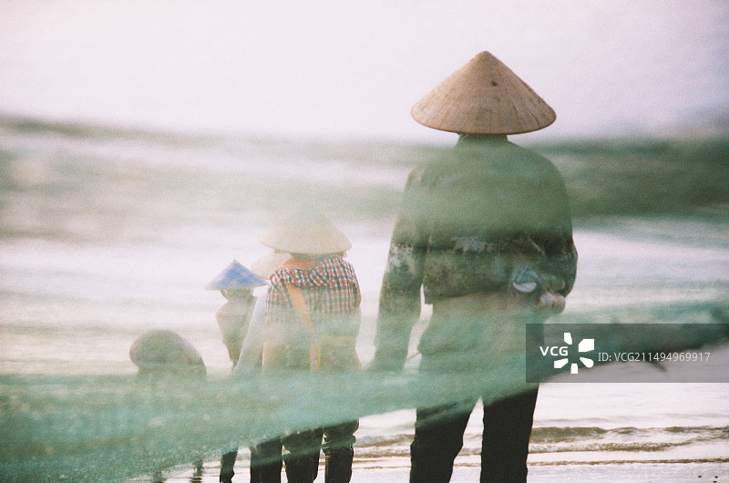 收网的渔民图片素材