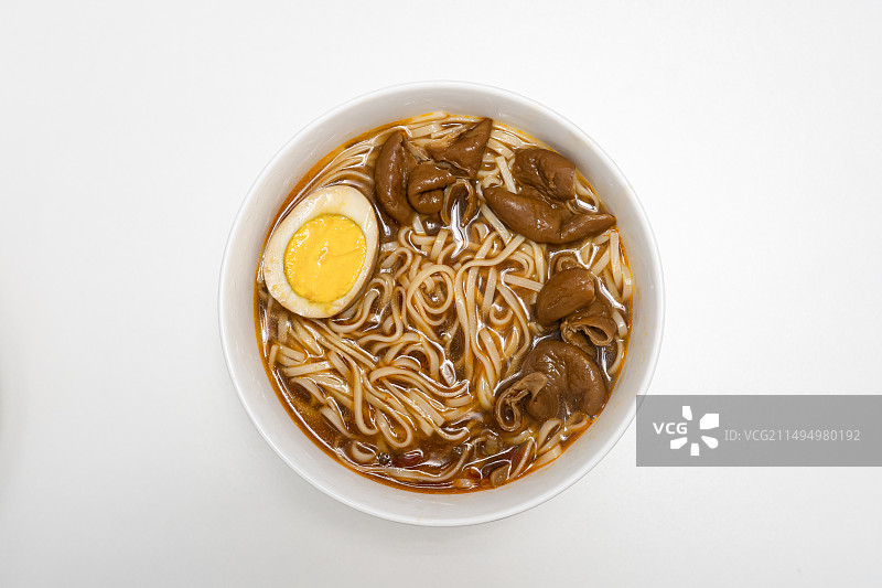 俯拍卤肥肠卤蛋面图片素材