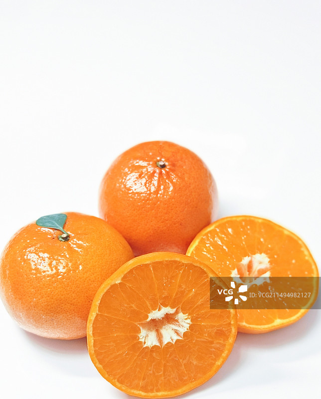 白色背景下橙色水果的特写镜头图片素材