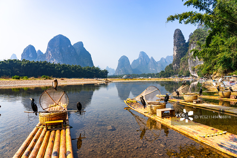 中国广西桂林阳朔20元人民币背景和漓江竹排风光图片素材