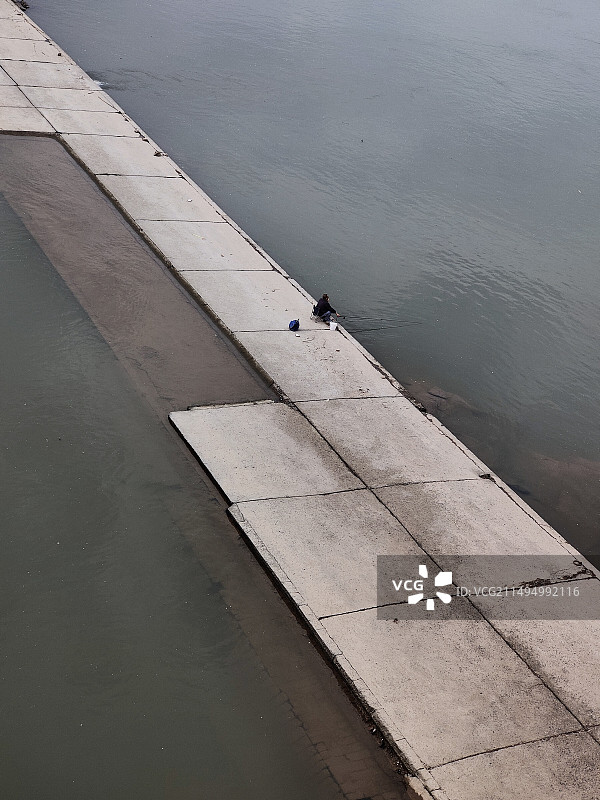 江中垂钓图片素材