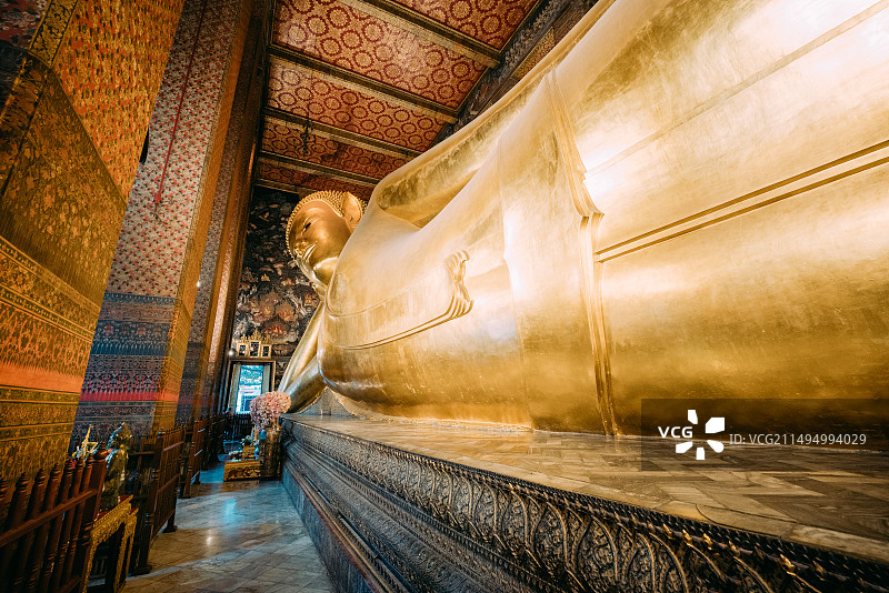 泰国曼谷卧佛寺中的佛像图片素材