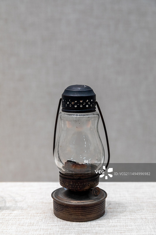 浙江省嘉兴海宁博物馆展出文物民国 “潘金声玻璃风灯 金山区博物馆 藏图片素材